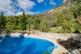 La piscina tiene 12 metros de largo y filtrado de sal 